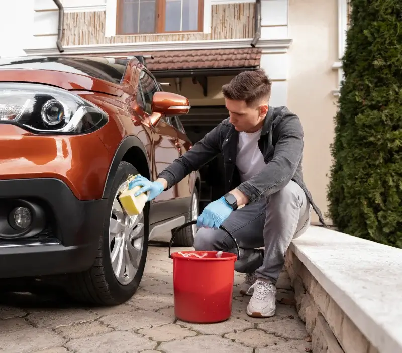 Lavage auto à domicile Arconsat : professionnel intervenant sur un véhicule